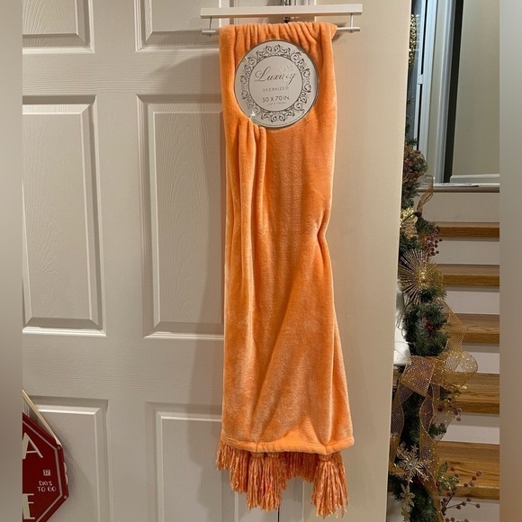 NWT LUXURY OVERSIZED CORAL PLUSH THROW 50”in by 70”in - Picture 1 of 6